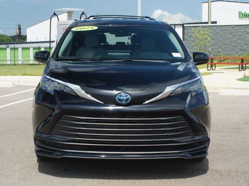 Certified 2025 Toyota Sienna LE FWD image 25