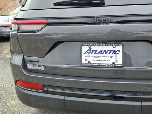 Used 2024 Jeep Grand Cherokee Limited w/ Black Appearance Package image 17