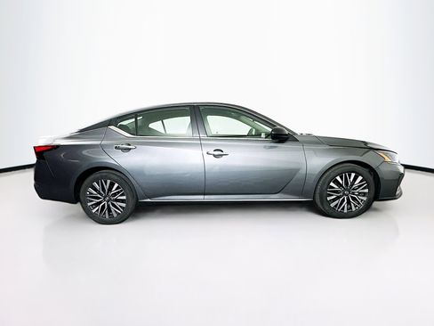 Used 2025 Nissan Altima 2.5 SV FWD image 10