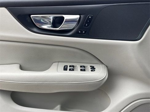 Used 2020 Volvo S60 T5 Momentum image 21