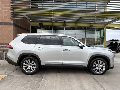 Used 2024 Toyota Grand Highlander Limited image 9