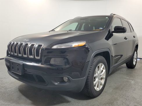 Used 2018 Jeep Cherokee Latitude Plus w/ Comfort/Convenience Group image 3