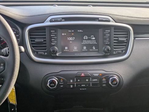 Used 2018 Kia Sorento LX image 16