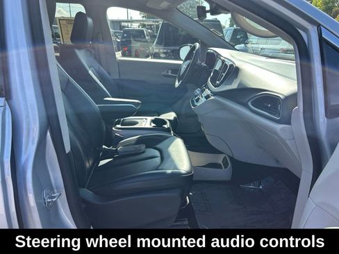 Used 2024 Chrysler Pacifica Touring-L FWD image 21