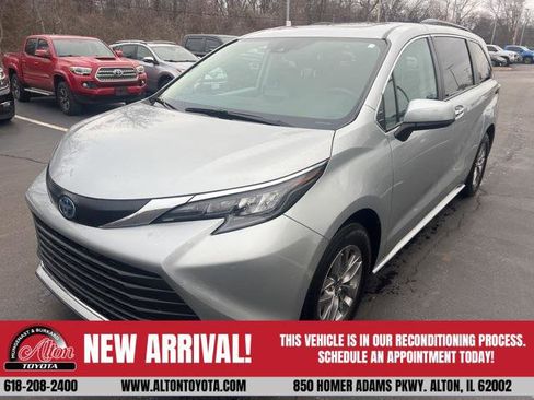 Certified 2024 Toyota Sienna XLE image 1