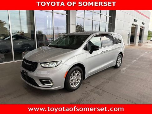 Used 2024 Chrysler Pacifica Touring-L FWD image 1