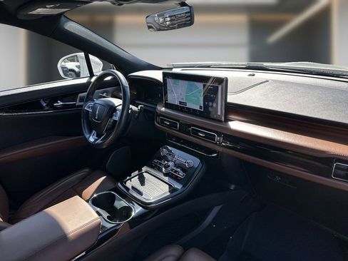 Used 2021 Lincoln Nautilus Reserve w/ Equipment Group 202A image 6