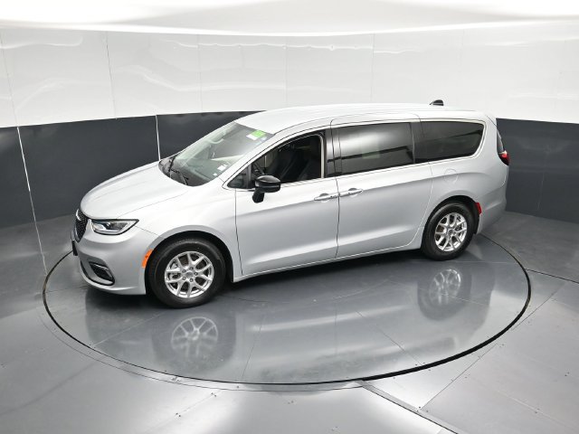 Used 2024 Chrysler Pacifica Touring-L FWD image 51