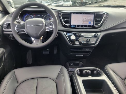 New 2026 Chrysler Pacifica Select image 4