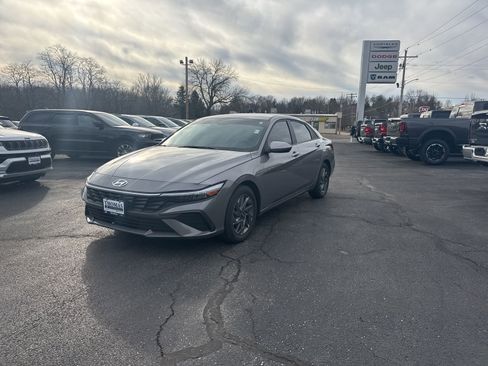 Used 2024 Hyundai Elantra SEL image 3