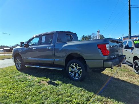 Used 2017 Nissan Titan SV image 6