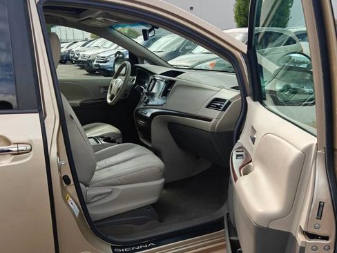 Used 2011 Toyota Sienna XLE w/ XLE Navigation Pkg FWD image 28