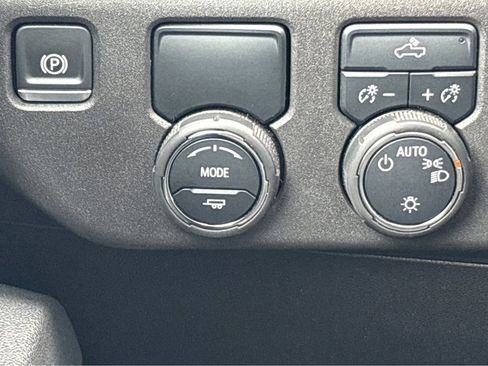 Used 2025 Chevrolet Silverado 1500 LT RWD image 9