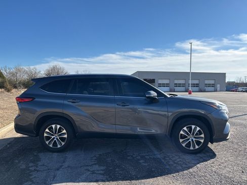 Used 2023 Toyota Highlander XLE image 4