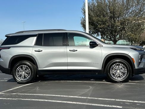 Certified 2024 Chevrolet Traverse LT image 3