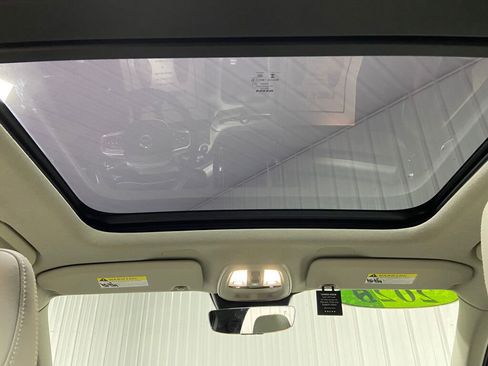 Used 2025 Volvo XC40 B5 Plus image 21