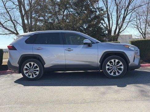 Used 2019 Toyota RAV4 XLE Premium image 2