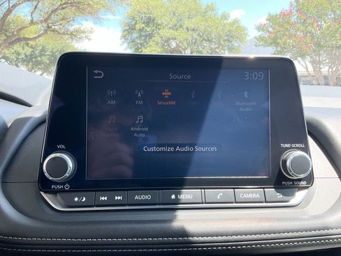 Used 2025 Nissan Rogue SV FWD image 24