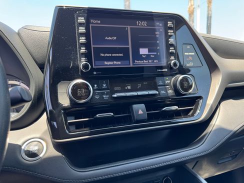 Used 2020 Toyota Highlander L FWD image 25