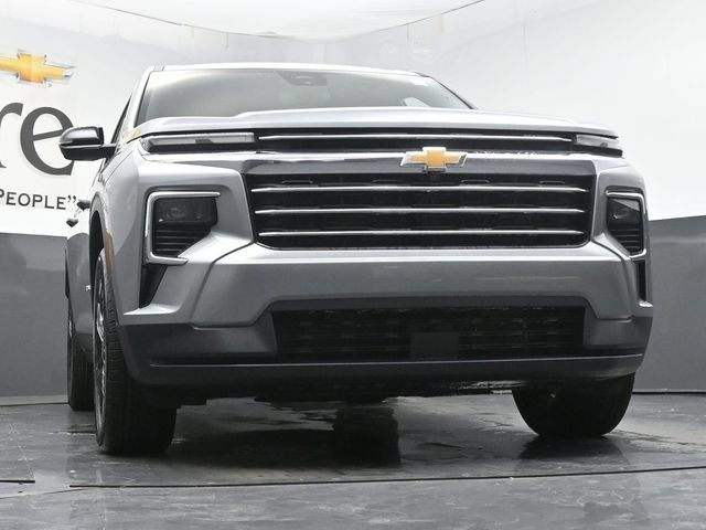 New 2027 Chevrolet Traverse LT w/ Sun and Wheel Package FWD image 3
