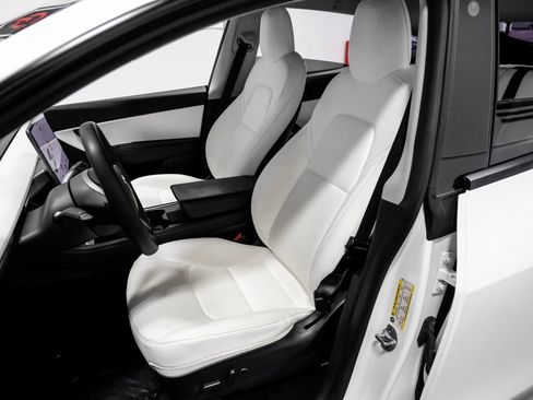 Used 2022 Tesla Model Y Long Range image 27