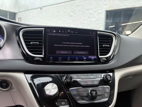 Used 2023 Chrysler Pacifica Touring-L FWD image 24