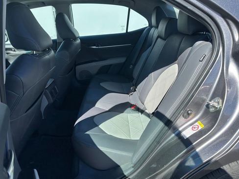 Used 2018 Toyota Camry XLE image 8