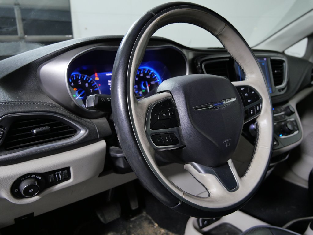 Used 2019 Chrysler Pacifica Limited FWD image 12