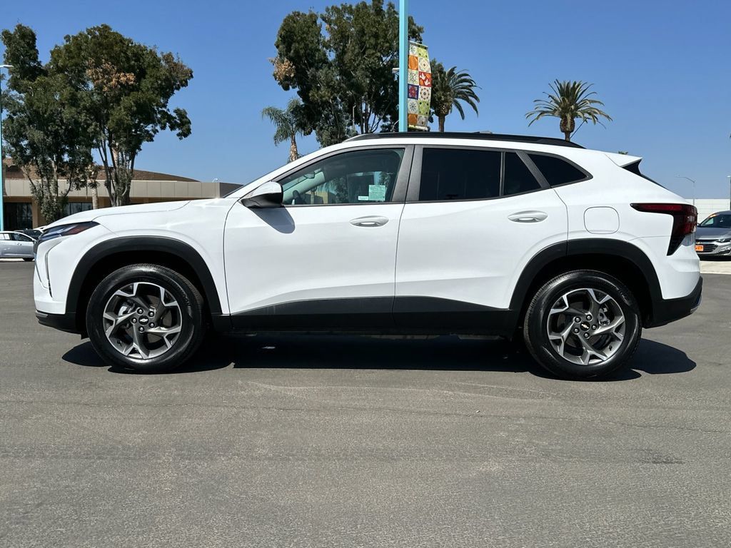 Used 2025 Chevrolet Trax LT FWD image 2