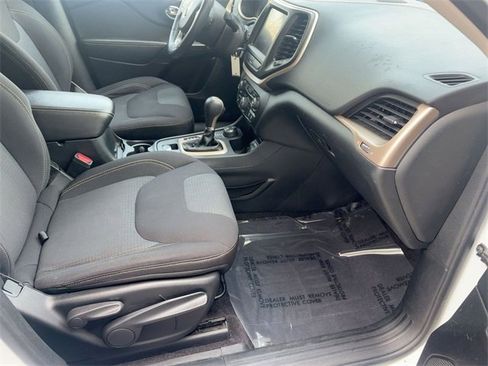 Used 2016 Jeep Cherokee Latitude w/ Cold Weather Group image 31