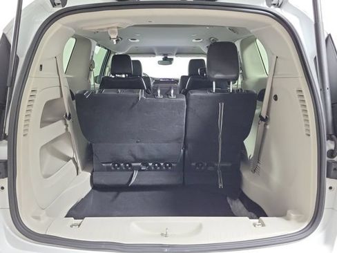 Used 2023 Chrysler Pacifica Touring-L FWD image 10