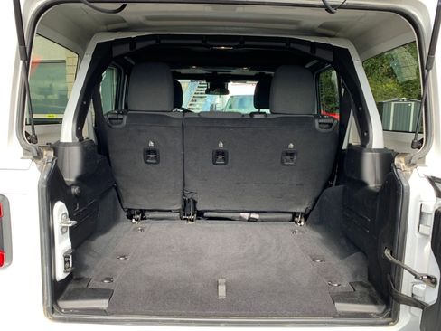 Used 2025 Jeep Wrangler Sahara image 30