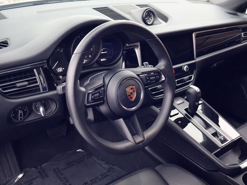 Certified 2025 Porsche Macan image 4