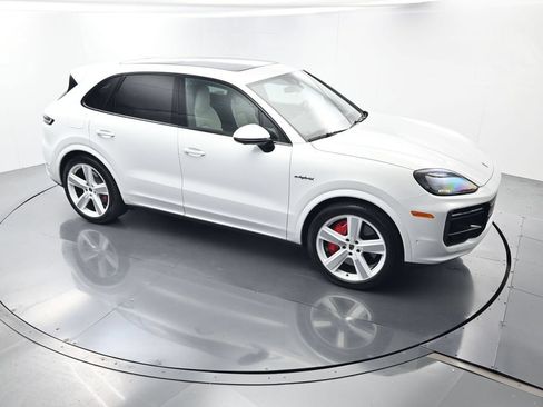 Certified 2025 Porsche Cayenne Turbo AWD/4WD image 44