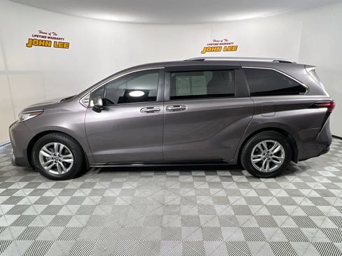 Used 2022 Toyota Sienna Limited FWD image 2