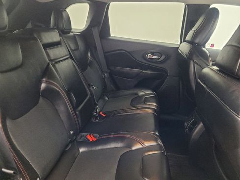 Used 2019 Jeep Cherokee Trailhawk AWD/4WD image 19
