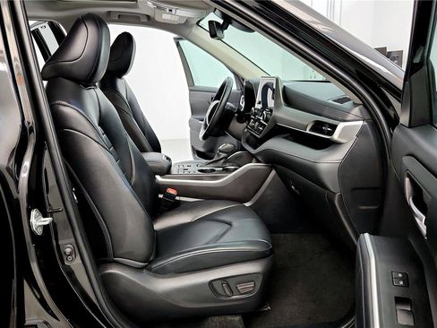 Used 2024 Toyota Highlander XLE image 17