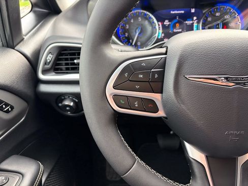 Used 2025 Chrysler Pacifica Select FWD image 21