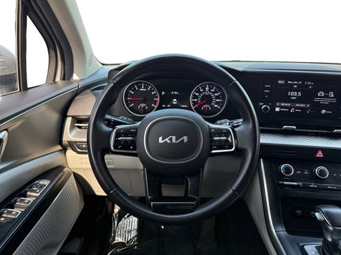 Used 2022 Kia Carnival LX image 11