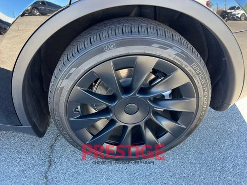 Used 2022 Tesla Model Y Long Range AWD/4WD image 12