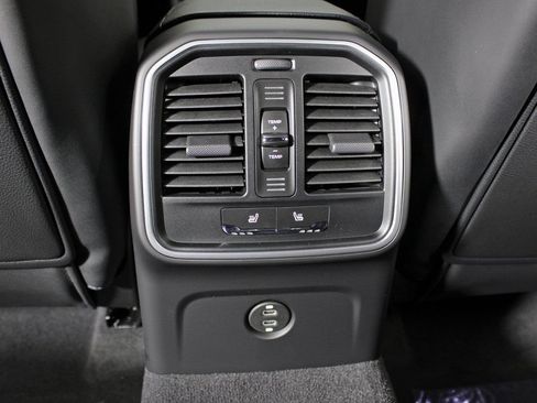 Certified 2026 Porsche Macan AWD/4WD image 35