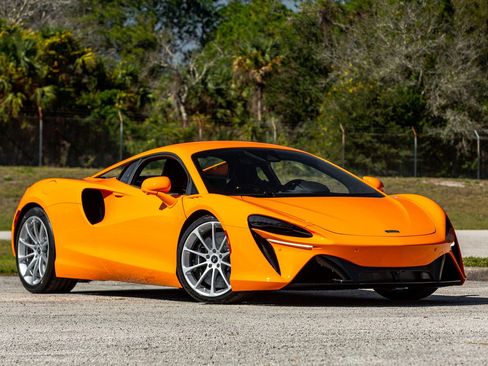 Used 2024 McLaren Artura RWD image 20