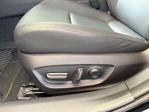 Certified 2025 Toyota Prius Plug-In Hybrid image 5