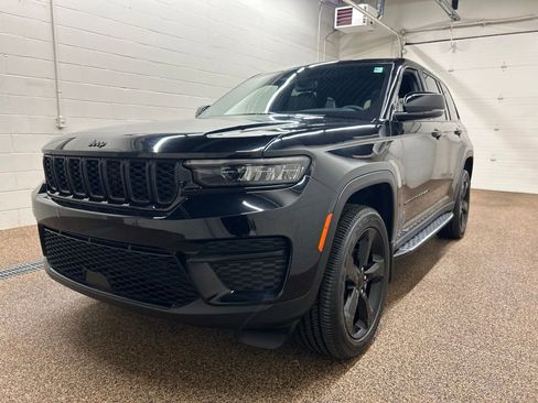 Used 2024 Jeep Grand Cherokee Altitude AWD/4WD image 26