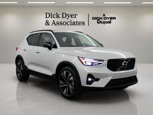 New 2025 Volvo XC40 B5 Plus image 1