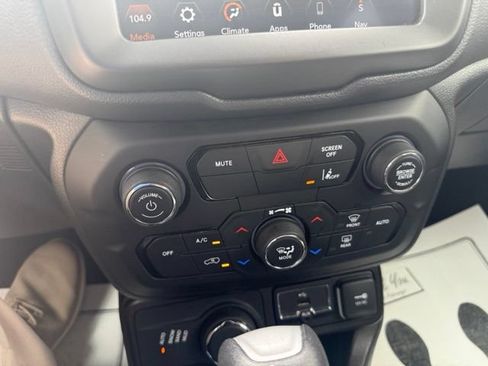 Used 2023 Jeep Renegade Latitude AWD/4WD image 23