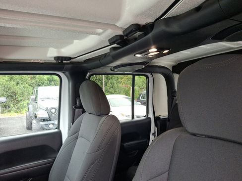 Certified 2022 Jeep Gladiator Willys image 24