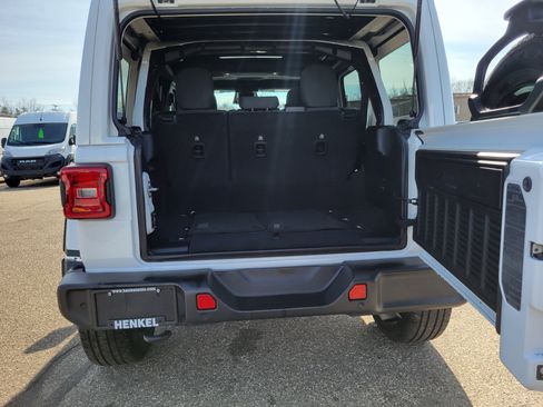 Used 2025 Jeep Wrangler Unlimited Sahara w/ Safety Group AWD/4WD image 19