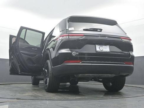 Used 2023 Jeep Grand Cherokee Altitude AWD/4WD image 57