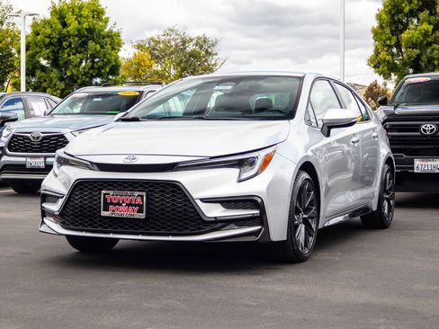 Used 2026 Toyota Corolla SE FWD image 3